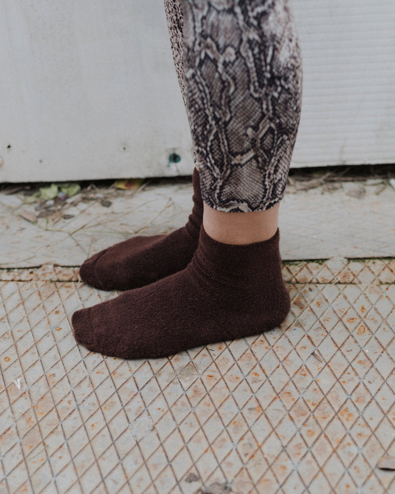 Buckle Overankle Socks - Textured Organic Cotton- Orta Brown