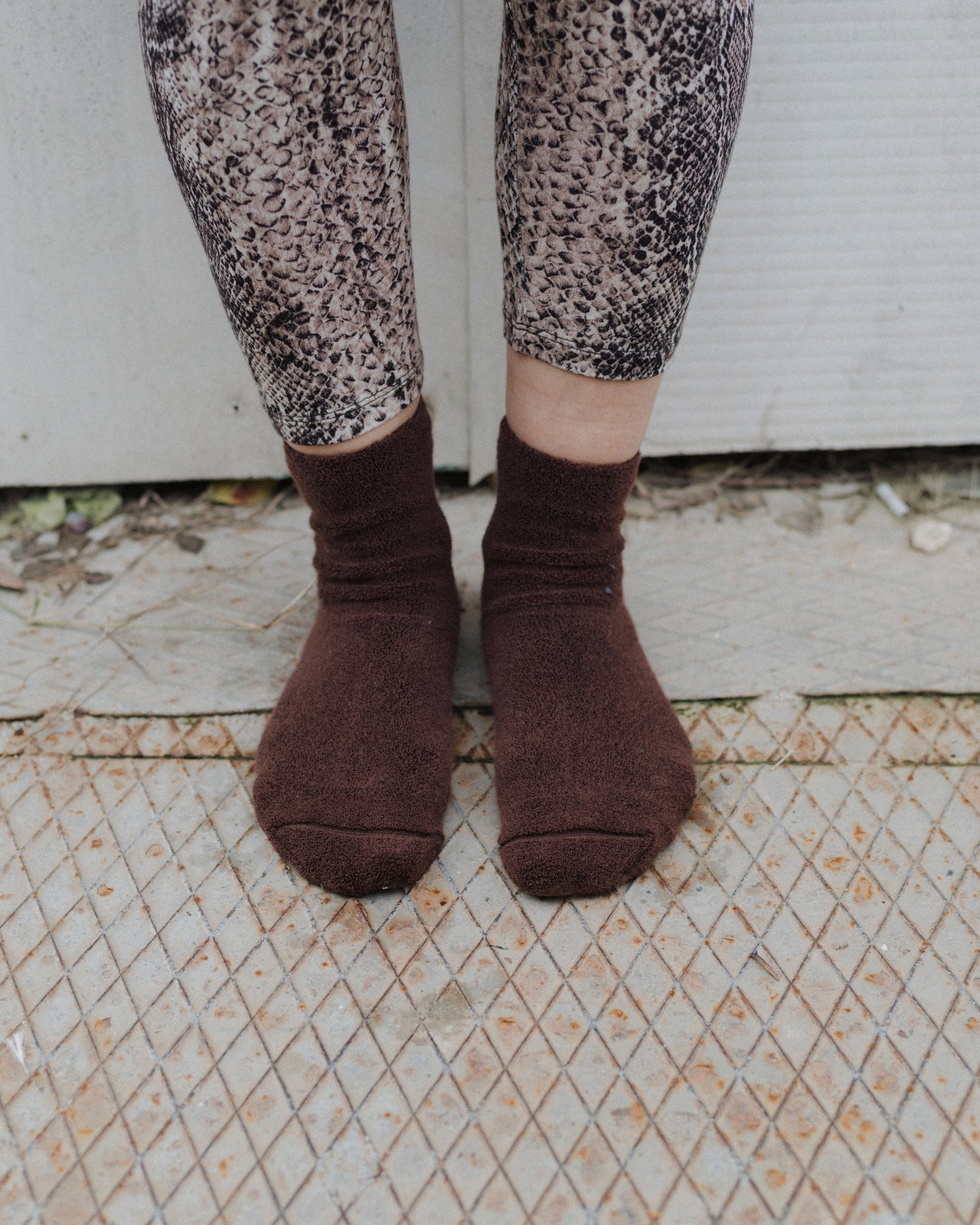 Buckle Overankle Socks - Textured Organic Cotton- Orta Brown