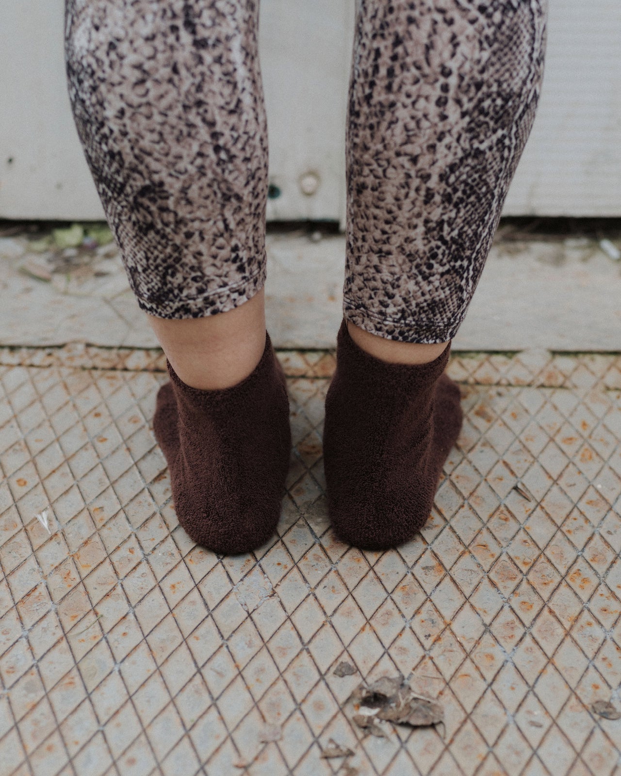 Buckle Overankle Socks - Textured Organic Cotton- Orta Brown