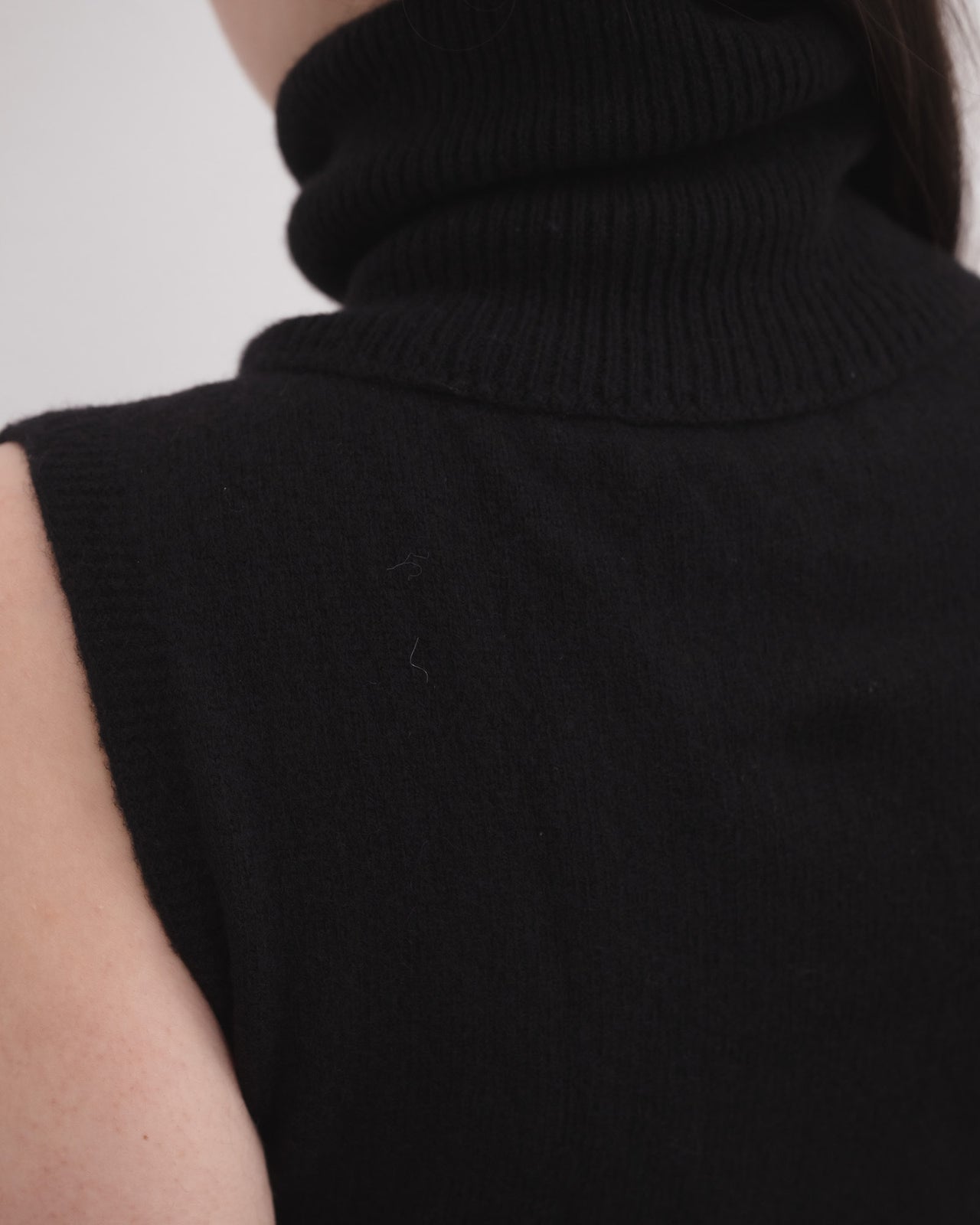 Tier Turtleneck Vest - Recycled Cashmere - Black
