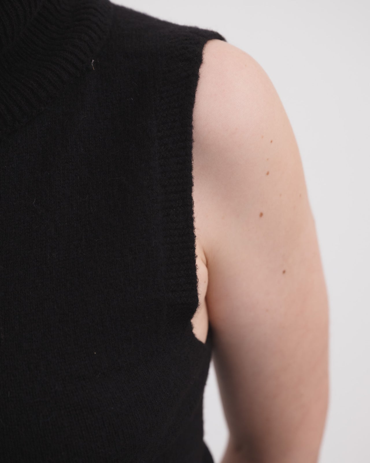 Tier Turtleneck Vest - Recycled Cashmere - Black